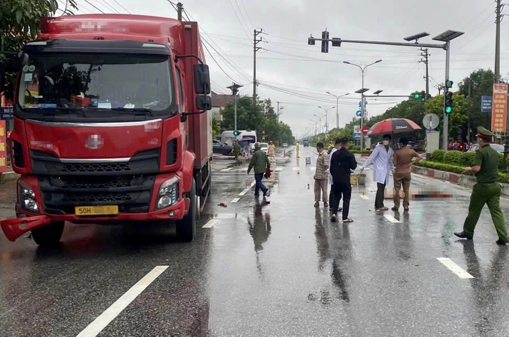 Hiện trường vụ tai nạn giao thông z5852418561580-4956c105f5b254fffb11e6079249f991-82.jpg