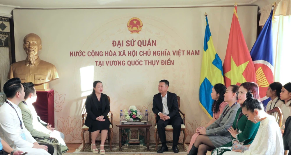 Quang cảnh buổi làm việc z5852858950166_565615fa9893c1d681ac8b7a76f5b069.jpg