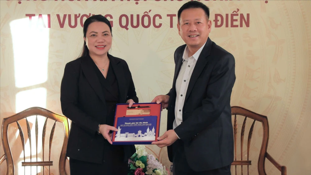 Bà Vũ Thị Huỳnh Mai, Chủ nhiệm Ủy ban người Việt Nam ở nước ngoài TPHCM tặng ấn phẩm đối ngoại TPHCM đến Đại sứ đặc mệnh toàn quyền Việt Nam tại Thụy Điển Trần Văn Tuấn z5852860989579_dc7eccde494fb78b9594ffe43c3e17fb.jpg
