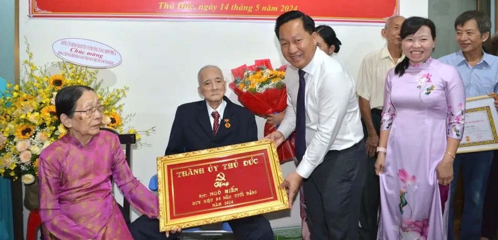 PSA - Anh7-Trao HHĐ.jpg