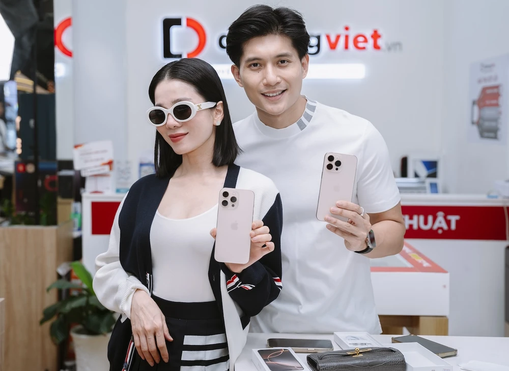 Ca sĩ Lệ Quyên và diễn viên Lâm Bảo Châu đến cửa hàng Di Động Việt sắm iPhone mới dsc09975-3749.jpg