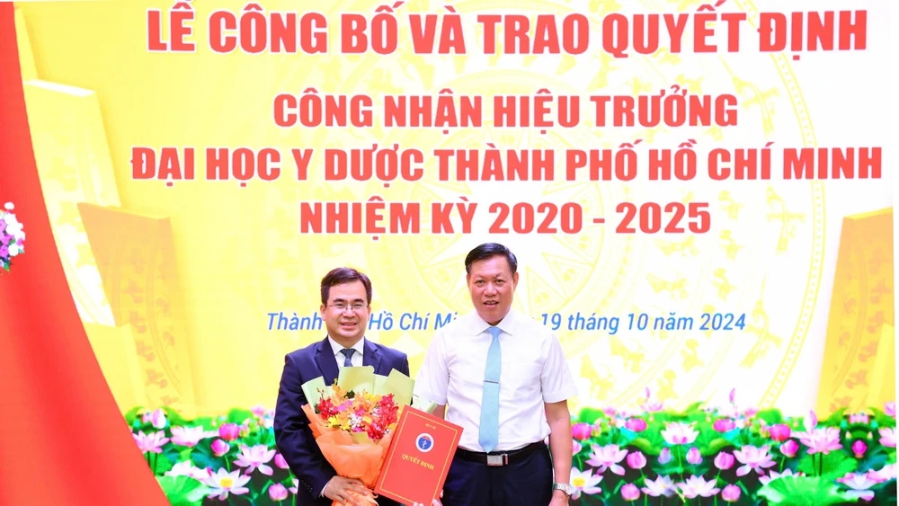 Thứ trưởng Bộ Y tế Đỗ Xuân Tuyên trao quyết định của Bộ Y tế công nhận PGS-TS Ngô Quốc Đạt giữ chức vụ Hiệu trưởng Trường Đại học Y dược TPHCM nhiệm kỳ 2020 – 2025