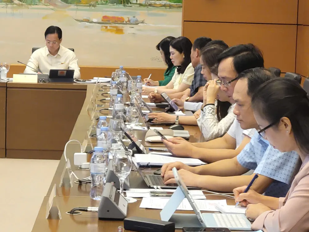 Các đại biểu thảo luận tại tổ. Ảnh: PHAN THẢO 1-7153.jpg