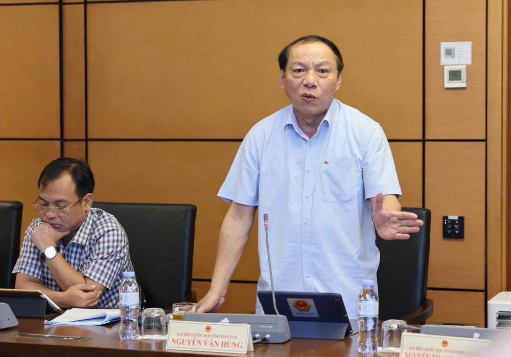 Bộ trưởng Bộ VH-TT-DL Nguyễn Văn Hùng phát biểu tại phiên thảo luận tổ, sáng 26-10. Ảnh: QUANG PHÚC hugf-26-9661.jpeg