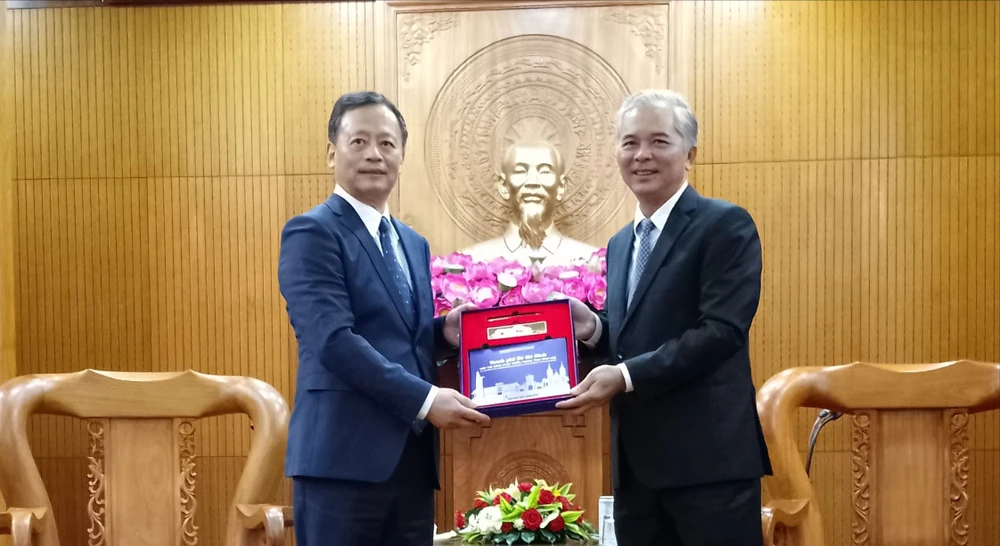 Trưởng Ban Nội chính Thành ủy TPHCM Ngô Minh Châu (phải) tặng quà lưu niệm đến Bí thư Ủy ban Chính pháp Thành ủy thành phố Nam Kinh Từ Cẩm Huy. Ảnh: ĐỖ CAO 2-6192.jpg