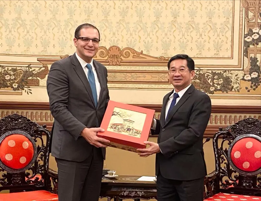 Đồng chí Dương Ngọc Hải tặng quà lưu niệm đến ông Christopher Cutajar. Ảnh: XUÂN HẠNH anh-viber-2024-12-13-17-06-15-902-1437.jpg