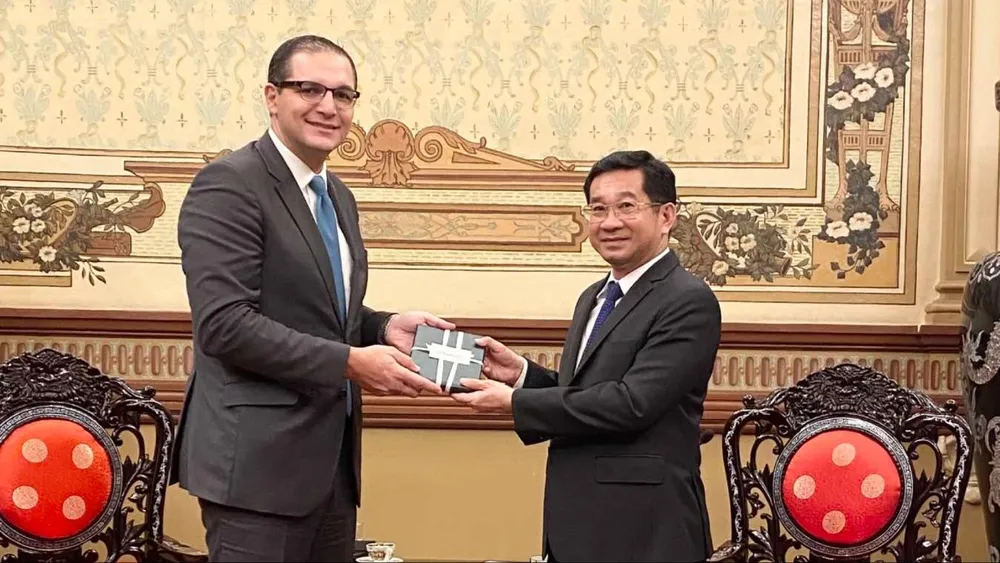 Ông Christopher Cutajar tặng quà lưu niệm đến đồng chí Dương Ngọc Hải. Ảnh: XUÂN HẠNH anh-viber-2024-12-13-17-06-16-429-1536.jpg
