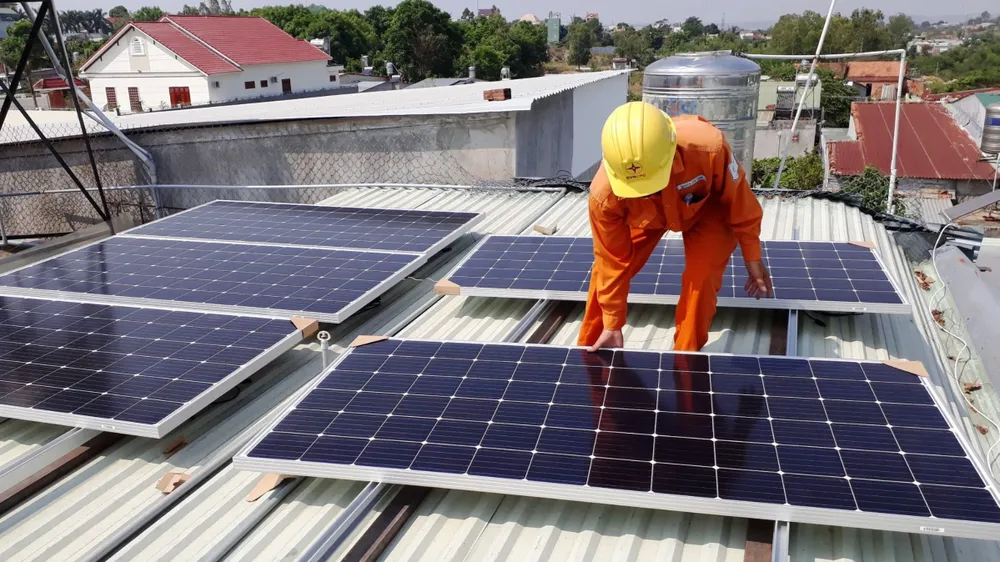 Lắp đặt điện mặt trời mái nhà. Ảnh minh họa Hình ảnh điện mặt trời mái nhà.jpg