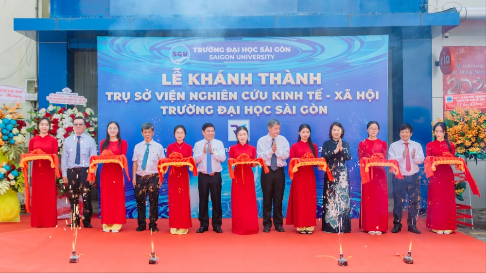 Các đại biểu cắt băng khánh thành tại lễ thành lập Viện Nghiên cứu kinh tế - xã hội (Trường ĐH Sài Gòn). Ảnh: THANH HÙNG