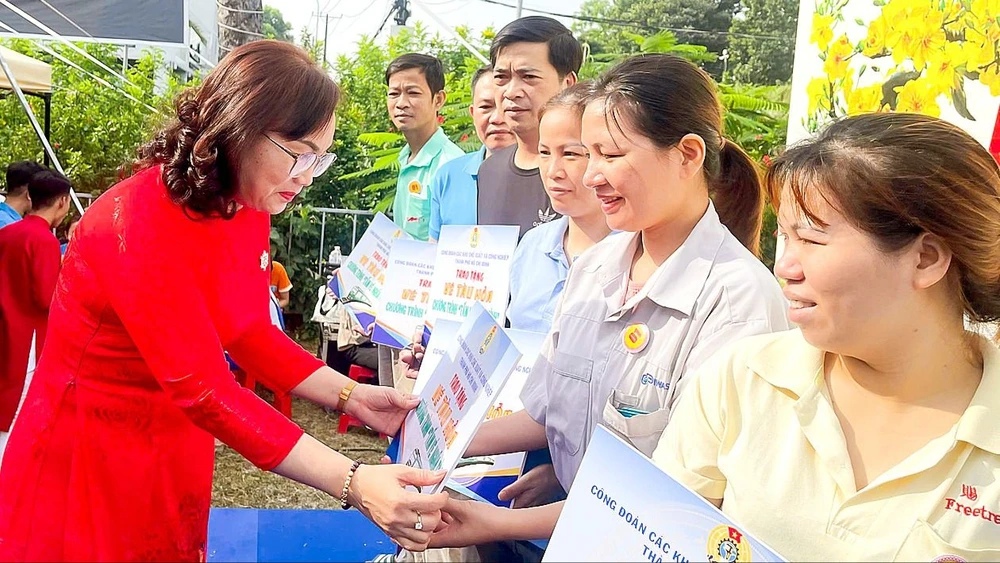 Đại diện Công đoàn các KCX-CN thành phố tặng vé tàu xe và quà tại Chương trình “Ngày hội công nhân - Phiên chợ nghĩa tình” Xuân Ất Tỵ năm 2025