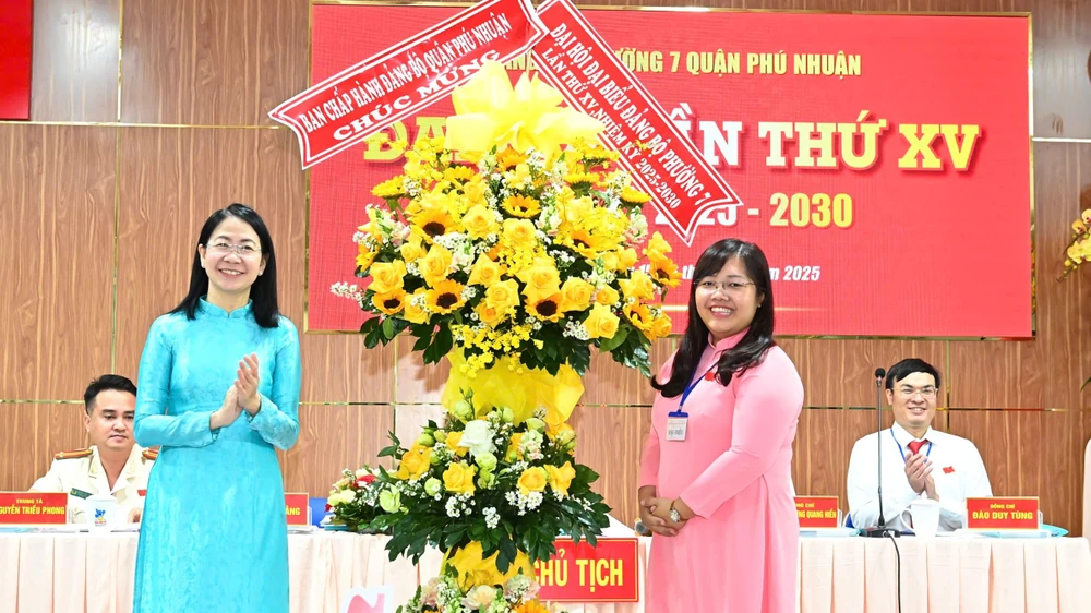 Bí thư Quận ủy quận Phú Nhuận Phan Thị Thanh Phương tặng hoa chúc mừng đại hội. Ảnh: VIỆT DŨNG