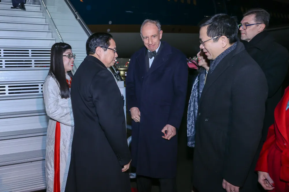 Thủ tướng Phạm Minh Chính cùng Phu nhân Lê Thị Bích Trân và Đoàn đại biểu Việt Nam tới sân bay Frédéric Chopin, thủ đô Warsaw, bắt đầu chuyến thăm chính thức Cộng hòa Ba Lan. Ảnh: VGP img5820-17369747927841040760006.jpg