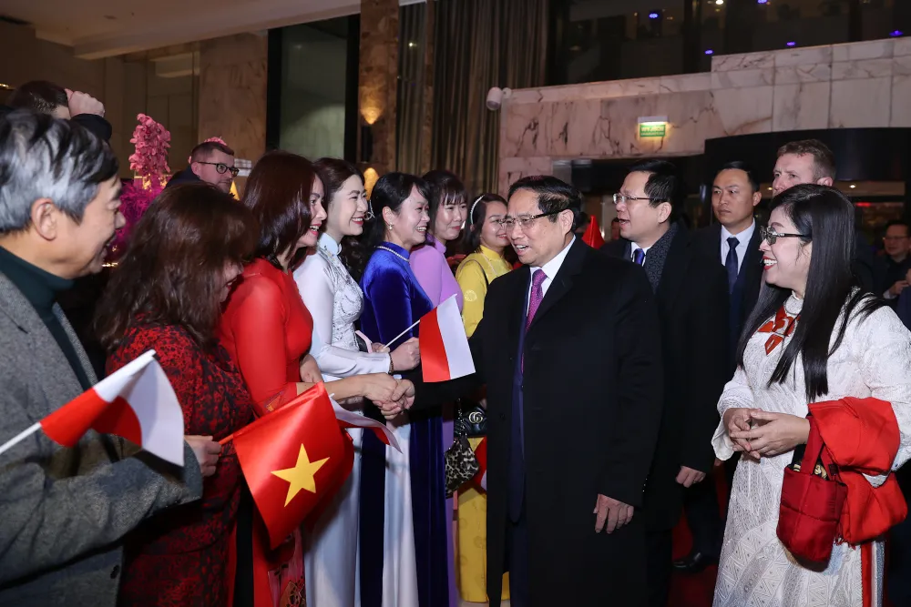 Cán bộ, nhân viên Đại sứ quán và đại diện kiều bào Việt Nam tại Ba Lan đón Thủ tướng Phạm Minh Chính và Phu nhân. Ảnh: VGP img5830-17369758262901931987165.jpg