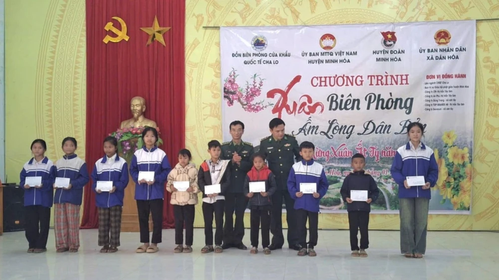 Tặng quà các em học sinh nghèo trong chương trình "Xuân Biên phòng - Ấm lòng dân bản", Đồn Biên phòng Cửa khẩu Quốc tế Cha Lo, tỉnh Quảng Bình