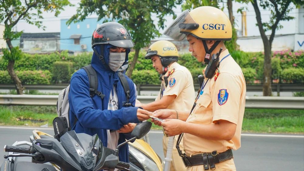 CSGT TPHCM làm nhiệm vụ trên địa bàn. Ảnh: N.HỒNG 