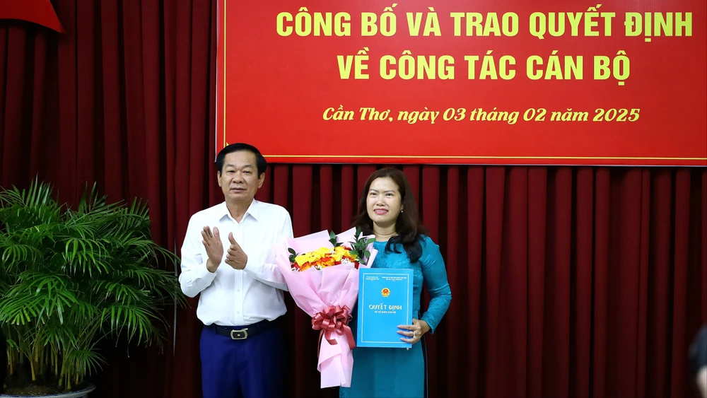 Bí thư Thành ủy TP Cần Thơ Đỗ Thanh Bình trao quyết định và tặng hoa chúc mừng bà Nguyễn Thị Ngọc Điệp, Phó Chủ tịch UBND TP Cần Thơ