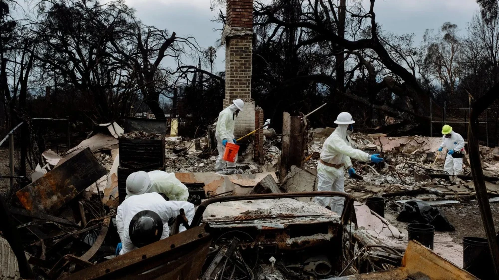 Nhân viên của EPA tham gia làm sạch môi trường sau vụ hoả hoạn ở Altadena, California. Ảnh:NEW YORK TIMES 