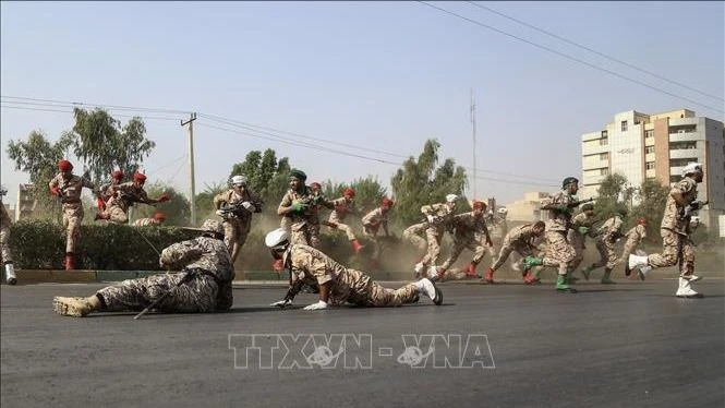 Binh sĩ Iran làm nhiệm vụ tại hiện trường vụ tấn công khủng bố nhằm vào lễ diễu binh ở Ahvaz ngày 22-9-2018. Ảnh tư liệu: THX/TTXVN