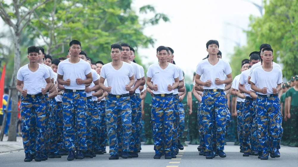 Lực lượng Vùng 3 Hải quân tham gia thi chạy đều tập thể