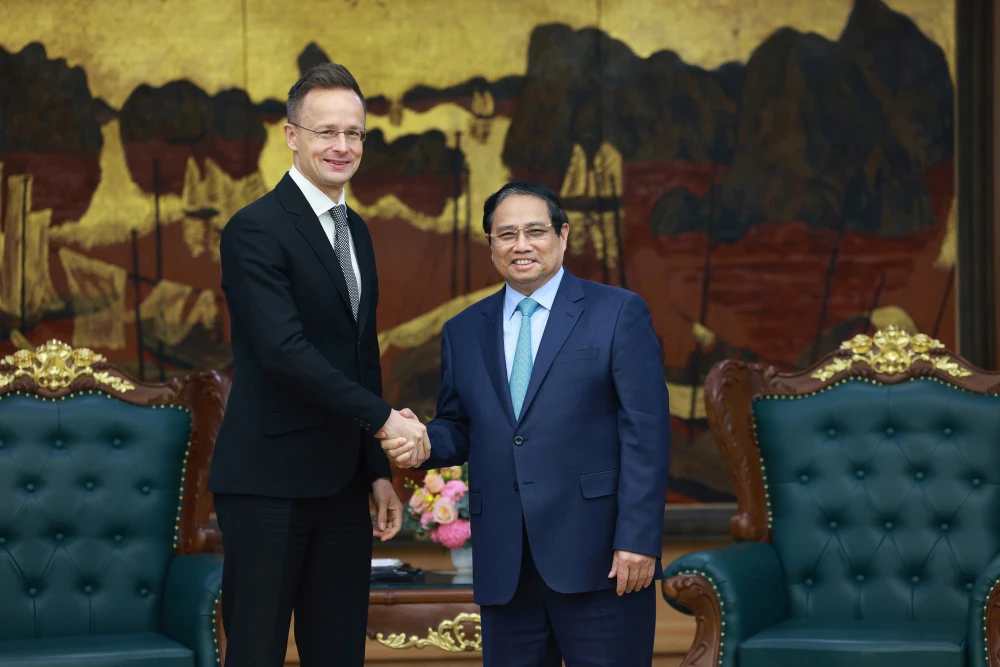 Thủ tướng Chính phủ Phạm Minh Chính tiếp Bộ trưởng Bộ Ngoại giao và Kinh tế đối ngoại Hungary Szijjarto Peter. Ảnh: VIẾT CHUNG 1-6518-1240.jpg