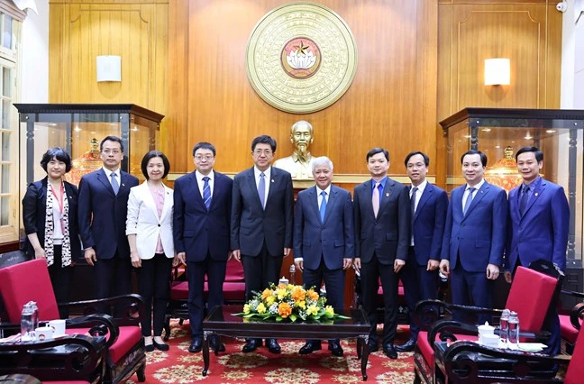 Đồng chí Đỗ Văn Chiến, Ủy viên Bộ Chính trị, Bí thư Trung ương Đảng, Chủ tịch Ủy ban Trung ương MTTQ Việt Nam chụp ảnh lưu niệm cùng đồng chí A Đông, Bí thư thứ nhất Ban Bí thư Trung ương Đoàn TNCS Trung Quốc ong-do-van-chien-uy-vien-bo-chinh-tri-bi-thu-trung-uong-dang-chu-tich-uy-ban-trung-uong-mttq-viet-nam-chup-anh-luu-niem-cung-ong-a-dong-bi-thu-thu-nhat-ban-bi-thu-trung-uong-doan-tncs-trung-quoc-4219-1684.jpg