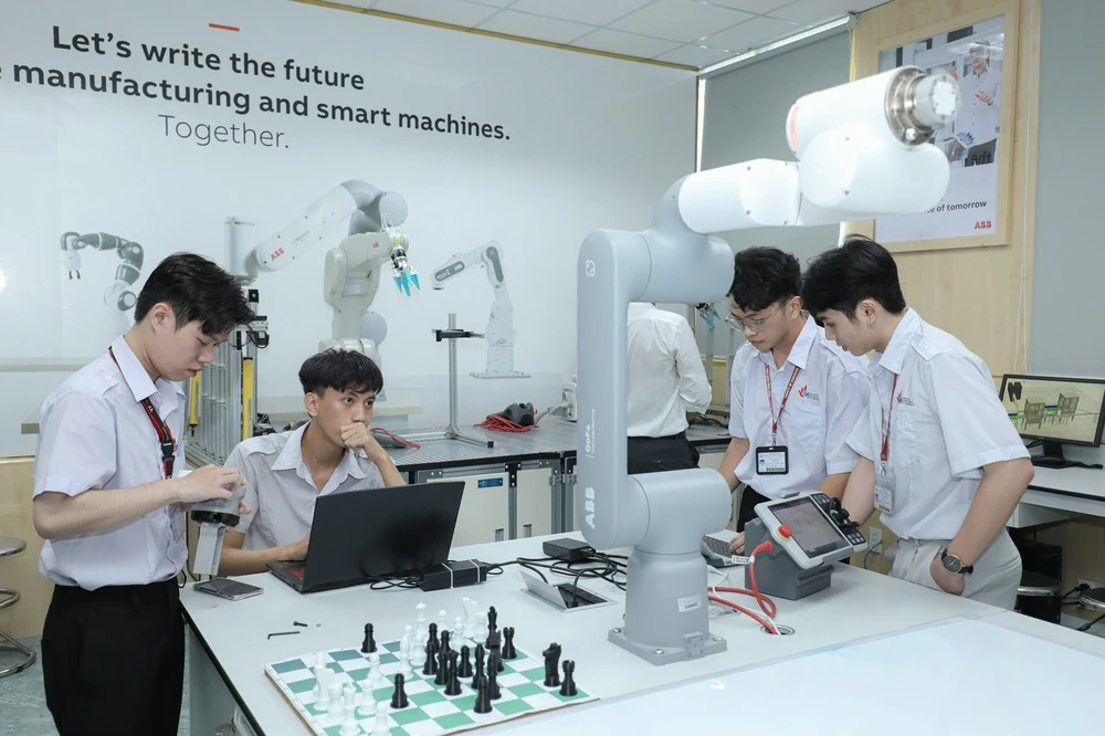 Sinh viên, học sinh trải nghiệm Phòng lab robot ở Trường Đại học Công nghiệp TPHCM. Ảnh: TRUNG NHÂN 0-02-06-02158566707f6ca2a2a14456012f5d7e7caf40924ed9681885d764ae22e55a16_5b6bbfe75209cb71.jpg