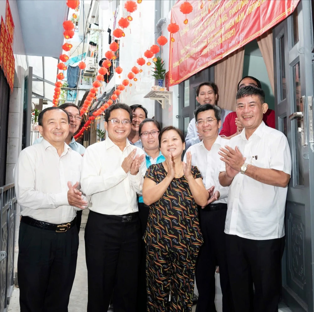 Niềm vui của bà Nguyễn Thị Ngọc Mai (phường 14, quận 6, TPHCM) khi được hỗ trợ xây sửa căn nhà bị cháy vào đầu năm 2025. Ảnh: THÁI PHƯƠNG IMG_1742724568748_1742786750312.jpg