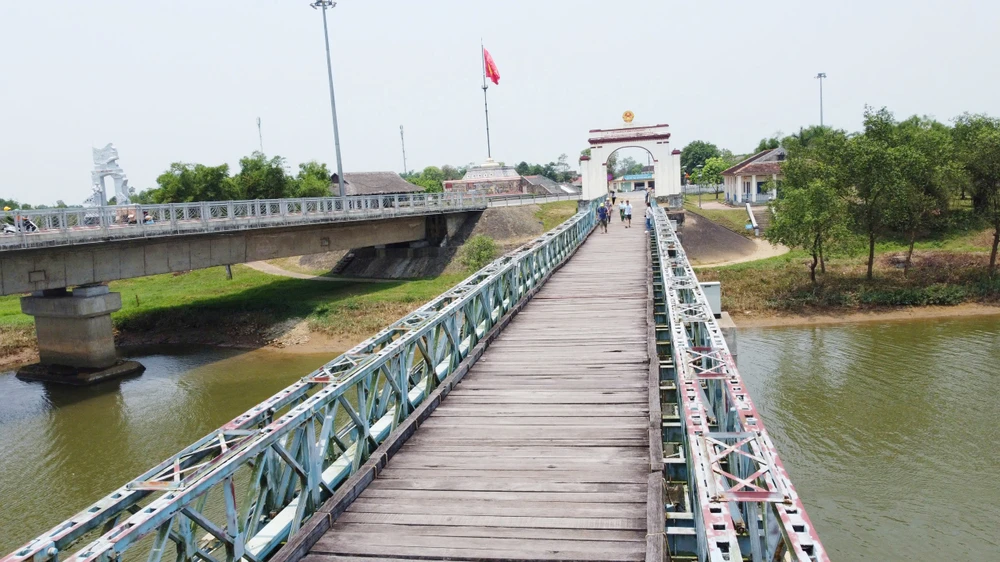 Cụm di tích đôi bờ Hiền Lương nhìn từ bờ Nam - nơi cắm cột cờ giới tuyến. Ảnh: KHIẾU MINH viber_image_2025-03-20_22-53-31-284.jpg