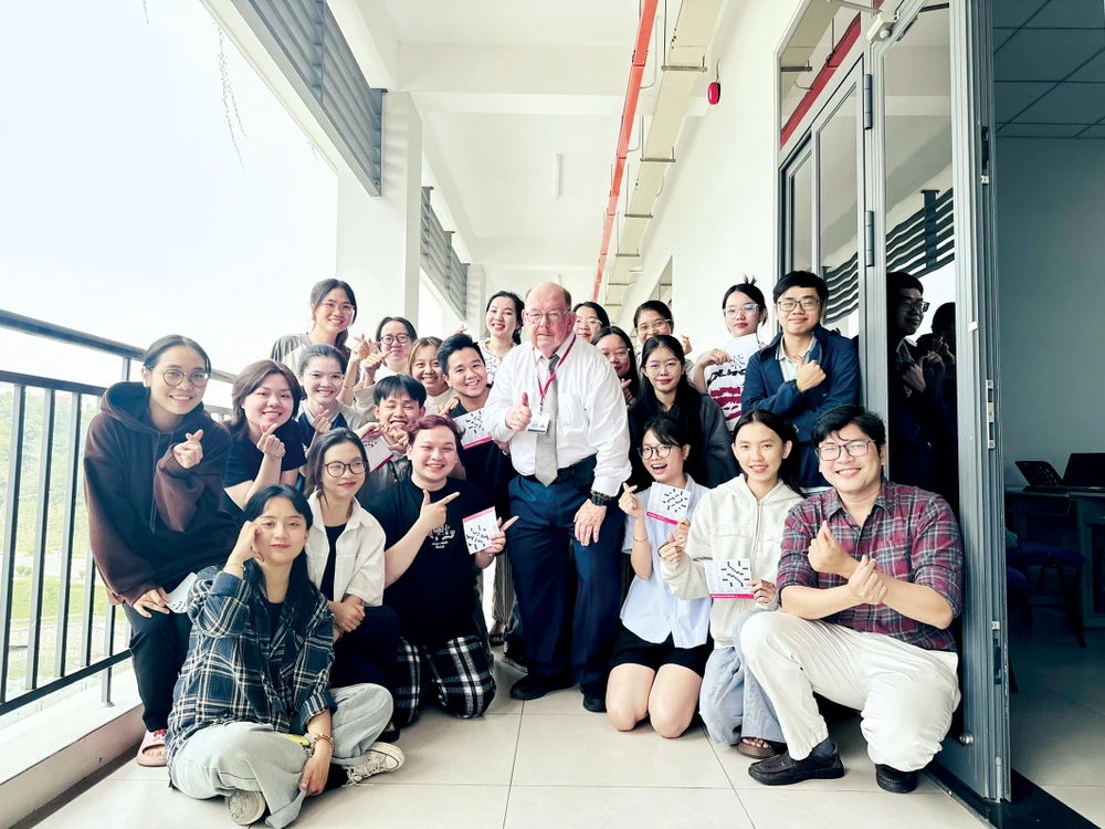 Giáo sư thỉnh giảng Michael Gormalley với các sinh viên Trường ĐH Khoa học xã hội và nhân văn, ĐH Quốc gia TPHCM. Ảnh: NVCC viber_image_2025-03-27_22-20-59-653.jpg
