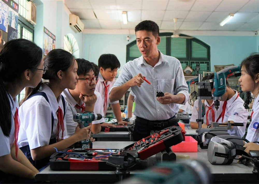 Thầy Nguyễn Trung Anh Vũ, Trường THCS Lê Quý Đôn, quận 3, TPHCM hướng dẫn học sinh trong giờ thực hành. Ảnh: HOÀNG HÙNG viber_image_2025-04-01_19-39-10-317.jpg