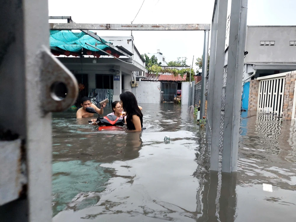 Sau cơn mưa, nhiều nơi tại TPHCM ngập sâu - Ảnh 6. Sau cơn mưa, nhiều nơi tại TPHCM ngập sâu - Ảnh 6.
