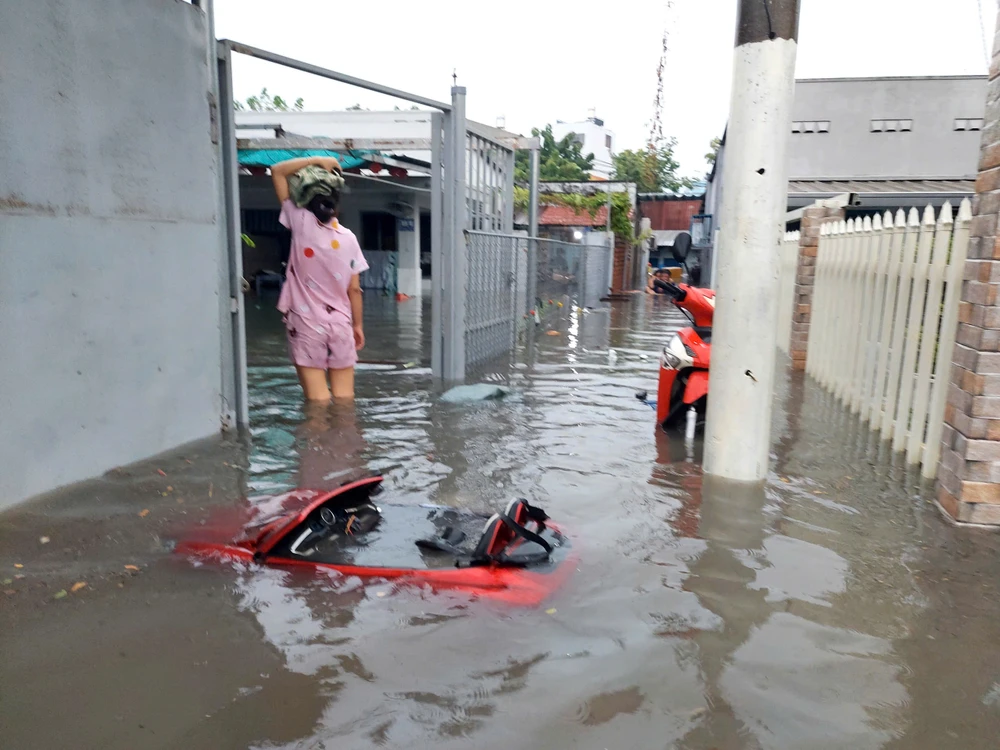 Sau cơn mưa, nhiều nơi tại TPHCM ngập sâu - Ảnh 5. Sau cơn mưa, nhiều nơi tại TPHCM ngập sâu - Ảnh 5.