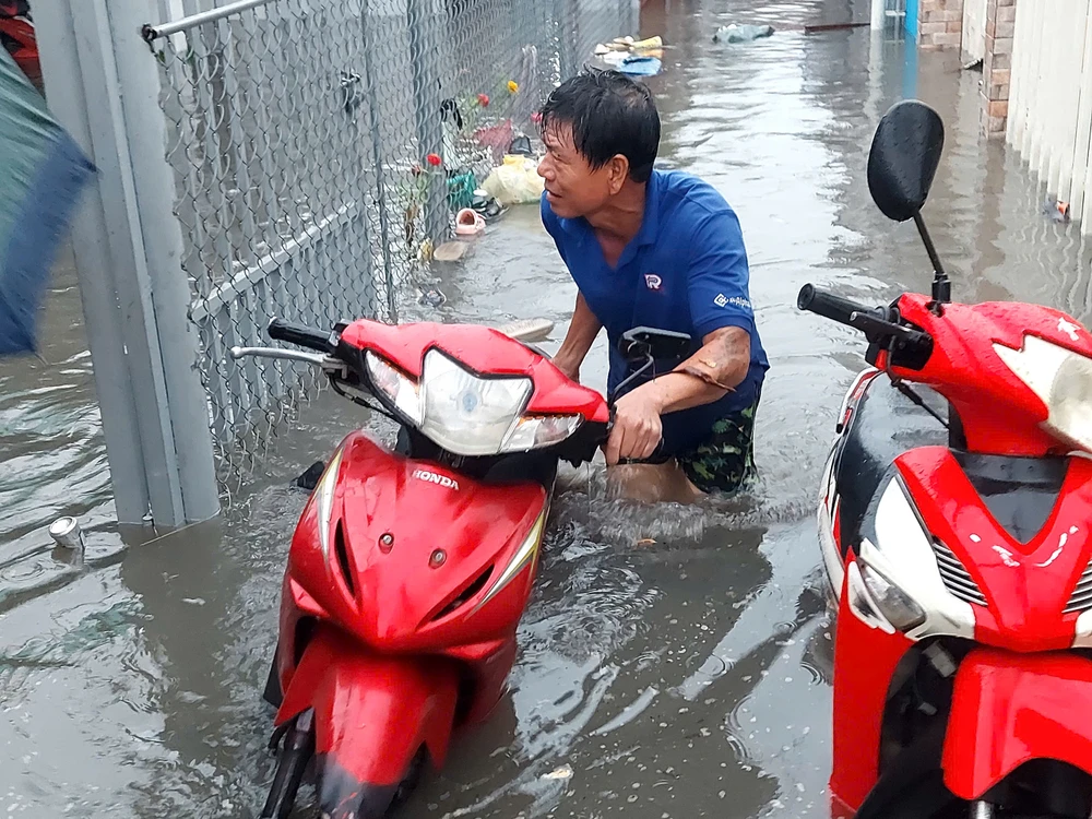 Sau cơn mưa, nhiều nơi tại TPHCM ngập sâu - Ảnh 4. Sau cơn mưa, nhiều nơi tại TPHCM ngập sâu - Ảnh 4.