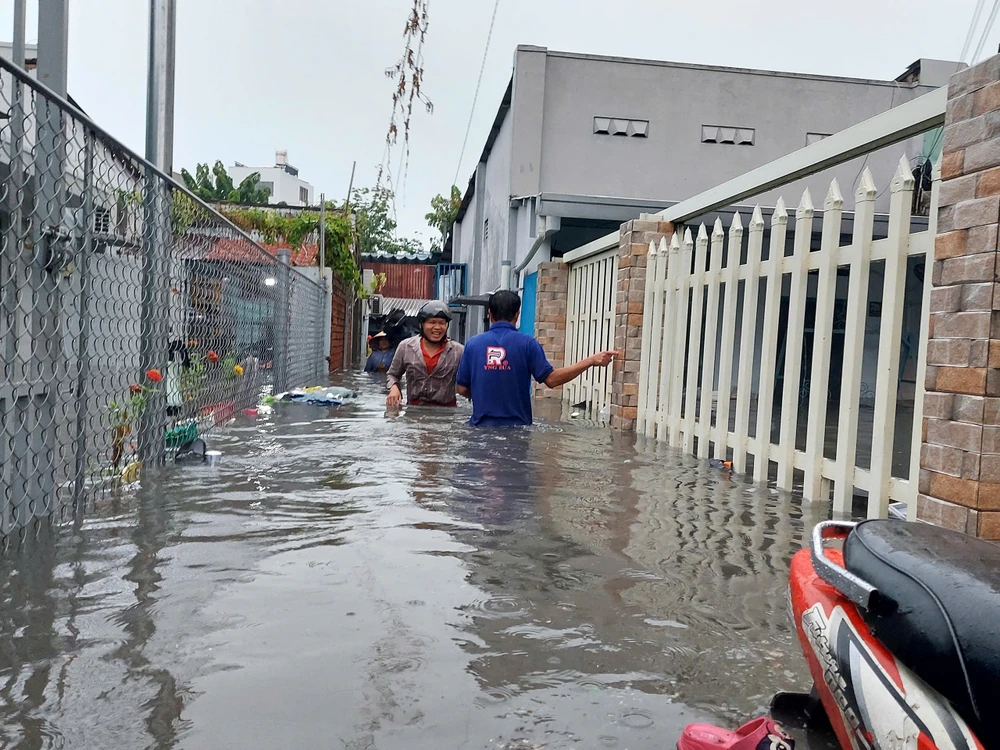 Sau cơn mưa, nhiều nơi tại TPHCM ngập sâu - Ảnh 3. Sau cơn mưa, nhiều nơi tại TPHCM ngập sâu - Ảnh 3.