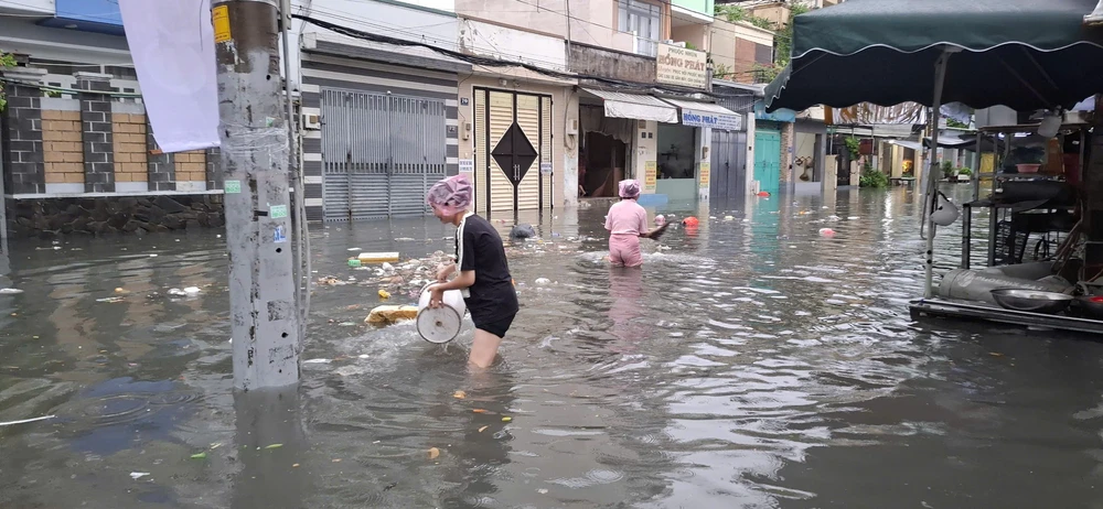 Sau cơn mưa, nhiều nơi tại TPHCM ngập sâu - Ảnh 2. Sau cơn mưa, nhiều nơi tại TPHCM ngập sâu - Ảnh 2.