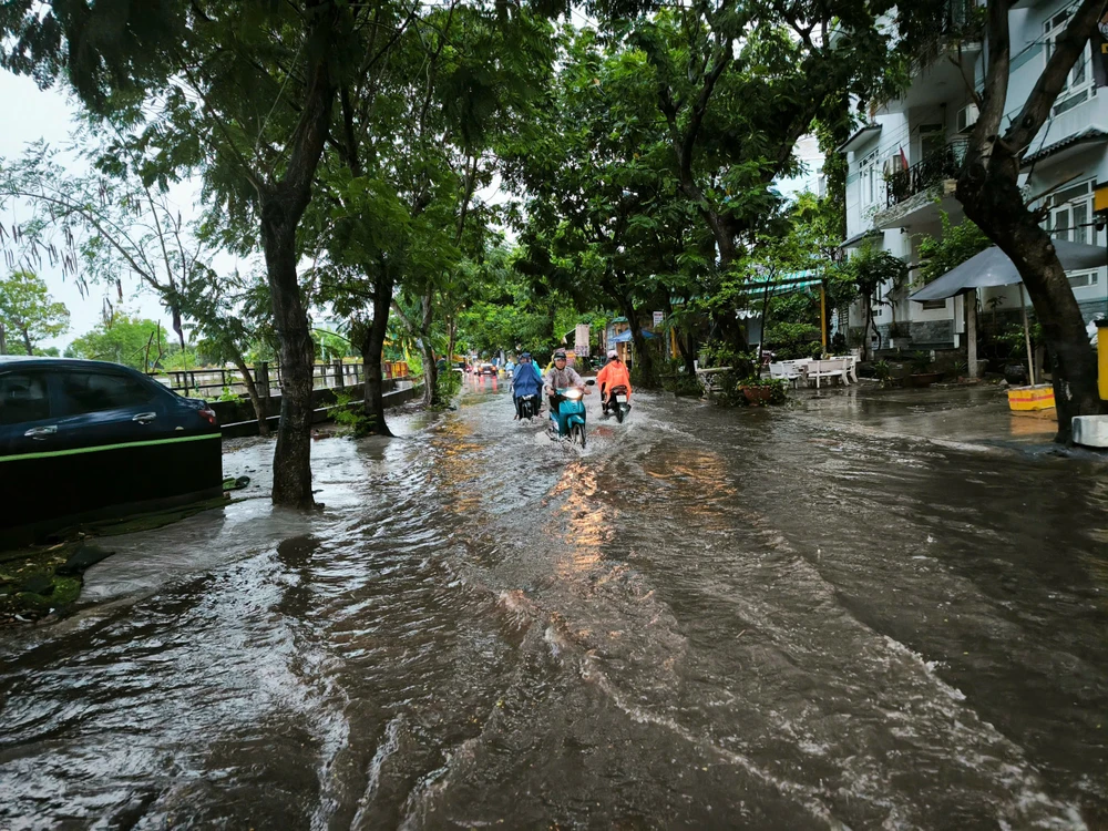 Sau cơn mưa, nhiều nơi tại TPHCM ngập sâu - Ảnh 9. Sau cơn mưa, nhiều nơi tại TPHCM ngập sâu - Ảnh 9.
