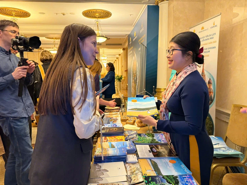 Đối tác tìm hiểu thông tin về hệ thống Saigontourist Group z6587542101435_94f1333dd0e684d03c3cc8c9d41db533.jpg