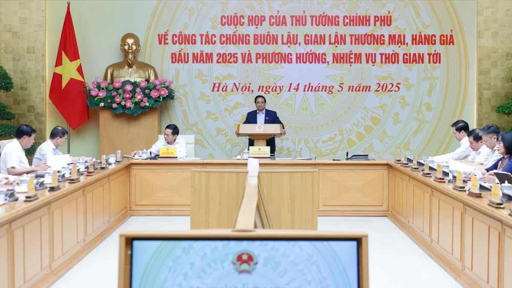 Thủ tướng Phạm Minh Chính chủ trì làm việc với các bộ, ngành, cơ quan Trung ương về công tác chống buôn lậu, gian lận thương mại, hàng giả. Ảnh: VIẾT CHUNG 1.jpg