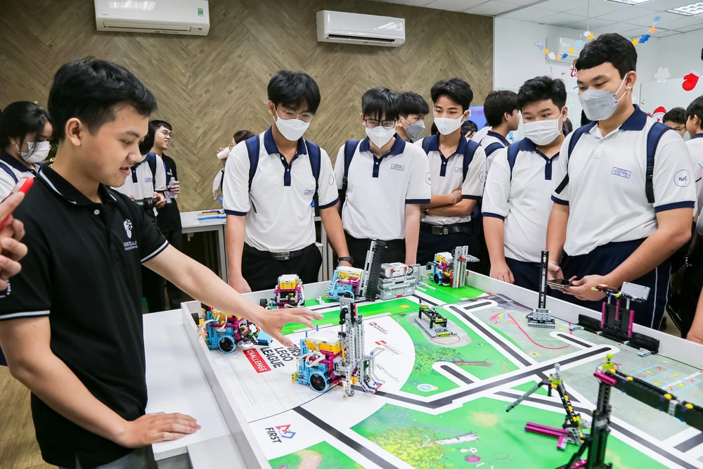 Học sinh tham quan, tìm hiểu câu lạc bộ Robotics của Trường ĐH Khoa học Tự nhiên (ĐHQG TPHCM). Ảnh: THANH HÙNG img-0005-1973-4581.jpeg