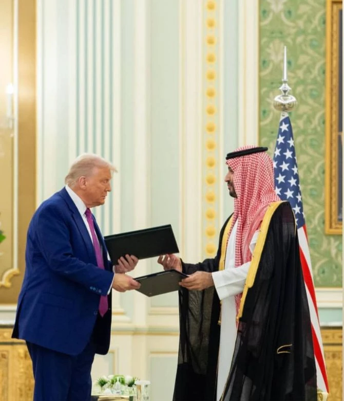 Tổng thống Mỹ Donald Trump và Thái tử Saudi Arabia Mohammed bin Salman. Ảnh: SAUDI PRESS AGENCY/DPA screenshot-2025-05-14-at-071136-1229-3984.png