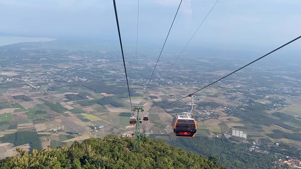 Đi cáp treo lên núi Bà Đen và ngắm phong cảnh hữu tình mang đến trải nghiệm mới lạ cho du khách Ảnh bài 3 - Đi cáp treo lên núi Bà Đen và ngắm phong cảnh hữu tình mang đến trải nghiệm mới lạ cho du khách.jpg