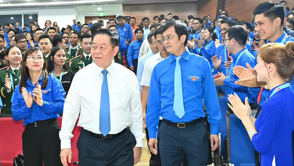 Các đồng chí: Nguyễn Trọng Nghĩa, Ủy viên Bộ Chính trị, Bí thư Trung ương Đảng, Trưởng Ban Tuyên giáo và Dân vận Trung ương; Bùi Quang Huy, Ủy viên dự khuyết Trung ương Đảng, Bí thư Thứ nhất Trung ương Đoàn dự đại hội. Ảnh: VIỆT DŨNG anh-1-5075-920.jpg