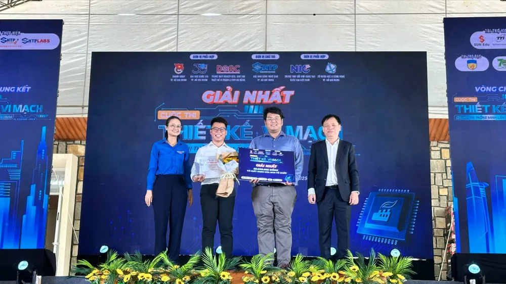 Ban tổ chức trao giải nhất cho thí sinh Trường Đại học Công nghệ Thông tin (ĐHQG TPHCM) GIẢI NHẤT 1.jpg