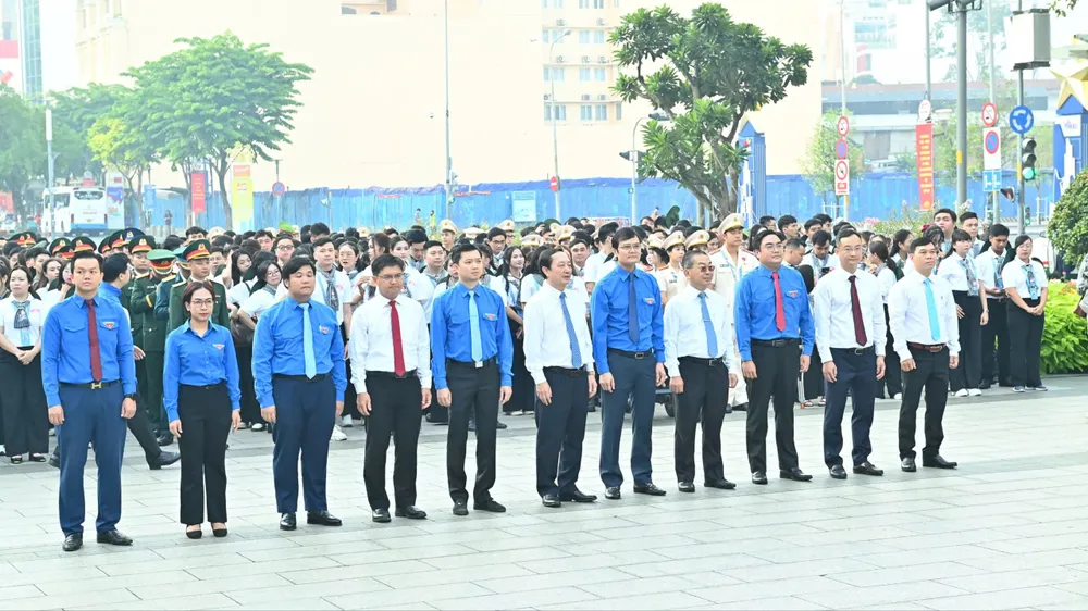 Các đồng chí lãnh đạo và Thanh niên tiên tiến làm theo lời Bác dâng hoa lên Chủ tịch Hồ Chí Minh. Ảnh: VIỆT DŨNG hinh-1-1498-5628.jpg
