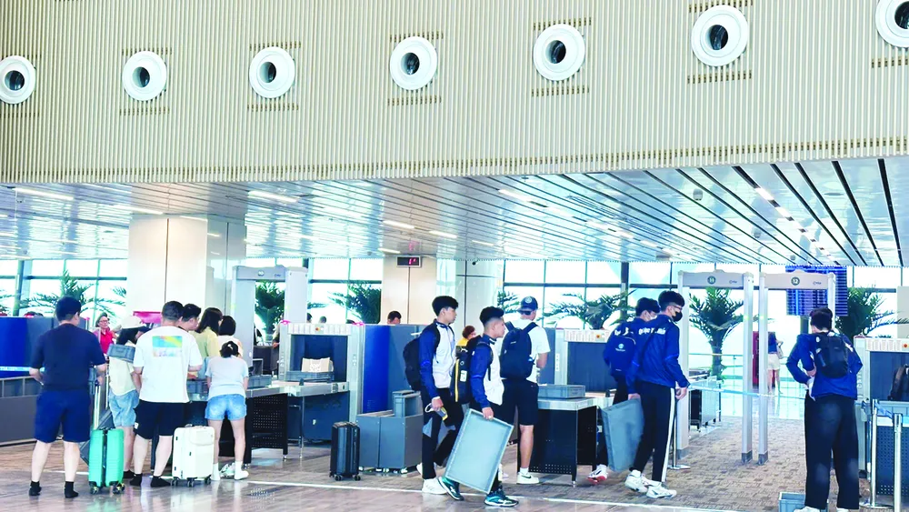 Hành khách làm thủ tục bay tại nhà ga T3, sân bay Tân Sơn Nhất. Ảnh: QUỐC HÙNG CN1h.jpg