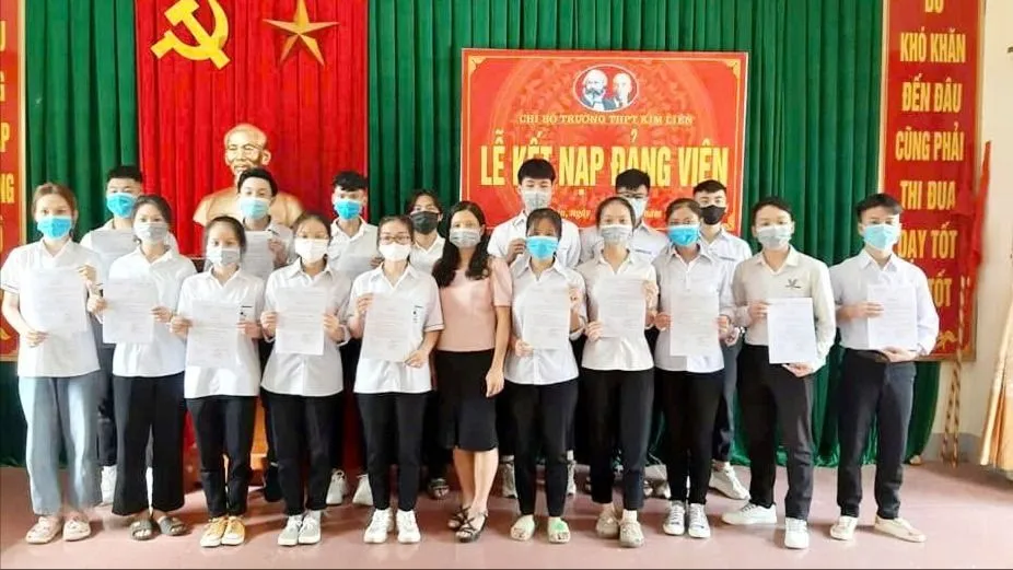 Lễ kết nạp Đảng cho học sinh tại Trường THPT Kim Liên CN3 Anh2-kết nạp.4.jpg