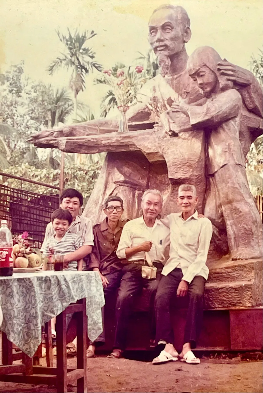 Nhà điêu khắc Diệp Minh Châu (thứ 2 từ phải qua) bên tác phẩm Bác Hồ và các cháu thiếu nhi, đang được nghệ nhân Phạm Văn Hai (bìa trái) thi công. Ảnh: GĐCC CN4 nguoi duc tuong.jpg
