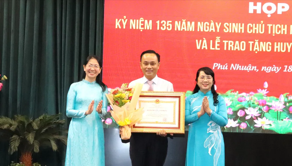 Chủ nhiệm Ủy ban Kiểm tra Thành ủy TPHCM Trần Kim Yến và Bí Thư Quận ủy quận Phú Nhuận Phan Thị Thanh Phương trao Huân chương Lao động hạng nhì đến đồng chí Nguyễn Đông Tùng img-2585-7637-2989.jpg