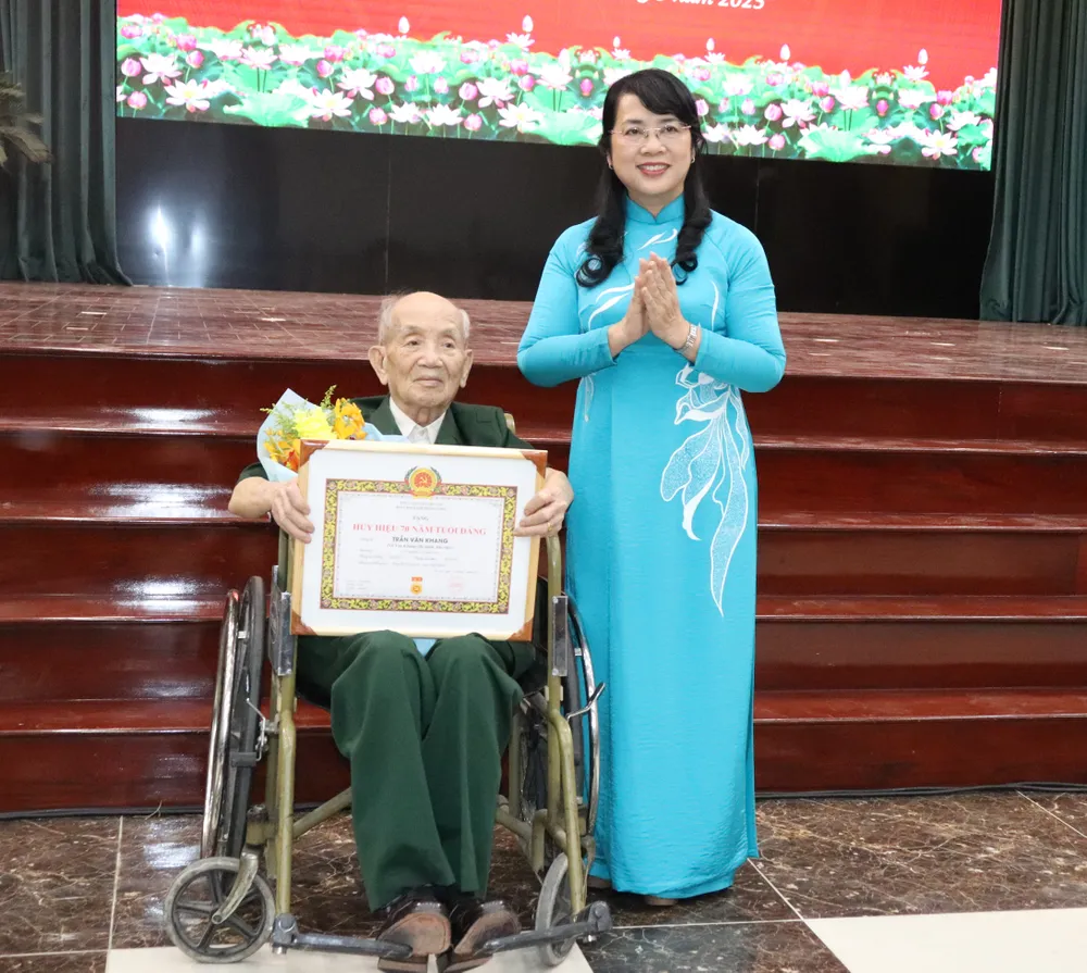 Chủ nhiệm Ủy ban Kiểm tra Thành ủy TPHCM Trần Kim Yến trao Huy hiệu Đảng đến đảng viên 70 năm tuổi Đảng img-2603-4903-9177.jpg