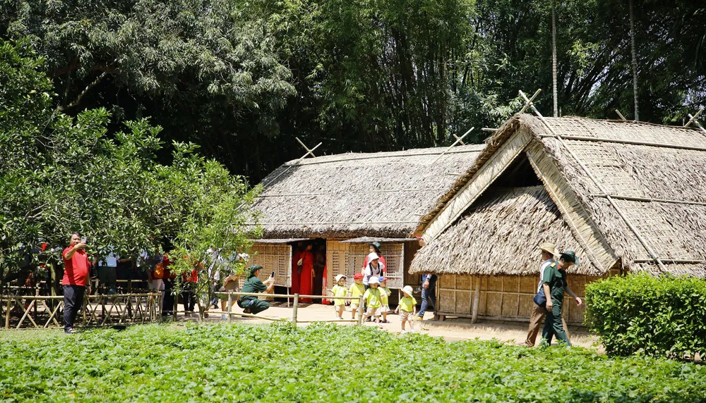 Nếp nhà đơn sơ ở quê nội Làng Sen PSA Anh8-9.jpg